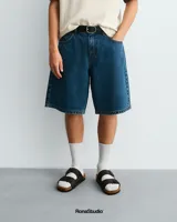 Sandalias negras con dos correas ajustables con velcro, plantilla anatómica de corcho y base antideslizante.