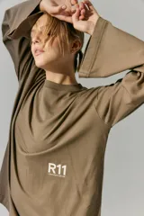 Remerón manga larga color marrón con estampa en serigrafía en frente y espalda con un cupido y el texto "Divine Chaos".