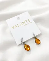 Caravanas con diseño de gota en color naranja, con cierre de gancho metálico.