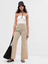 Pantalón de corte amplio color khaki, con tiro alto y pierna recta.