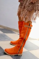 Botas altas de gamuza de color lila, con cierre de bronce y forradas en cuero.