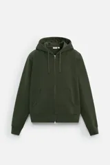 Sudadera negra relaxed fit de algodón compacto con interior en rizo, cuello con capucha ajustable, manga larga, bolsillos frontales tipo canguro, acabados en rib y cierre frontal con cremallera.