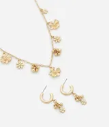 Conjunto de collar y aros dorados con colgantes de flores. El collar es corto con múltiples colgantes de flores y bolitas. Los aros son pequeños con colgantes de flores y bolitas.