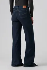 Pantalón de jean azul oscuro, de corte wide leg y tiro alto.