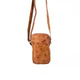 Bolso bandolera pequeño de cuero color terracota, ideal para llevar el celular, tarjetas y maquillaje. Cuenta con cierre superior, bolsillo interno, bolsillo externo y correa ajustable. Hecho a mano en Uruguay.
