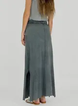 Conjunto color gris topo, compuesto por musculosa con cuello redondo y falda larga con cintura elastizada y cordón ajustable.