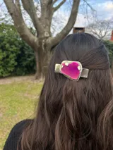 Broche de pelo con diseño único, piedra engarzada en alpaca.