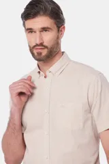 Camisa celeste de lino y algodón, de manga corta, con cuello abotonado y bolsillo en el pecho.