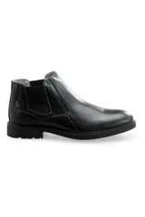 Bota de cuero negro sin cordones, con diseño liso y suela resistente.