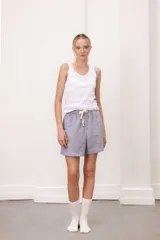 Short de algodón a rayas verticales azules y blancas, con cintura elástica y cordón de ajuste blanco.