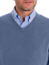 Sweater azul de cashmere con cuello en V y borde en contraste.