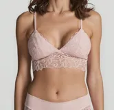 Bralette de encaje floral color rosa pálido, con breteles finos regulables y banda inferior de encaje festoneado.