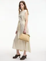 Vestido túnica largo color bordó, de corte amplio, con cuello redondo y bordados en cuello y sisas. Incluye lazo ajustable en la cintura.