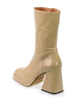 Bota de cuero color beige con caña media, plataforma y taco cuadrado.