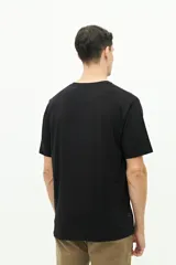 Remera azul marino de manga corta con logo bordado en el pecho.