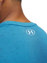 Remera deportiva Under Armour Vanish Seamless de hombre, color negro con logo plateado en el pecho. Confeccionada en tejido transpirable de secado rápido y sin costuras para evitar el roce.