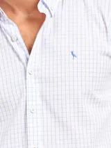 Camisa de corte slim fit con estampado a cuadros en colores azul y blanco.