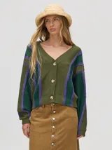 Cardigan corto de punto color verde oliva con rayas verticales en verde oscuro y lila. Tiene escote en V, mangas largas y botones al frente.