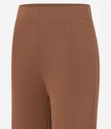 Pantalón pantalona negro de ribana con textura acanalada y cintura elástica.