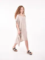 Vestido marrón medio con corte midi, mangas cortas y cuello en V.