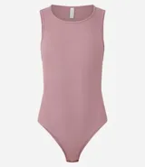 Body color marrón, sin mangas, con cuello halter y cierre en la entrepierna.