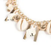 Collar dorado con cadena de eslabones y dijes colgantes de caracoles, cuentas doradas y rectángulos dorados.