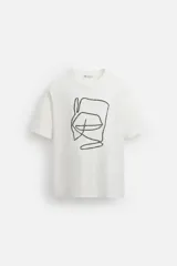 Camiseta blanca de corte relaxed fit, cuello redondo y manga corta. Presenta un bordado abstracto en color negro en el frente.