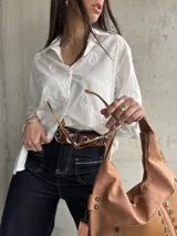 Camisa blanca de manga larga con bordados florales.
