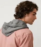 Camisa manga larga color rosa con capucha gris, cierre con botones, bolsillos frontales y corte recto.