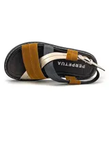 Sandalias de cuero con tiras cruzadas color marrón, negro y dorado, con hebilla de ajuste y suela de goma negra.