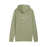 Buzo hoodie Puma Class Graphic color verde oliva, con capucha ajustable con cordón, bolsillo tipo canguro y logo Puma Athletics estampado en el pecho.