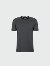 Remera de manga corta color gris con microestampado y cuello redondo con ribete negro y blanco.