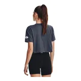 Remera corta Under Armour color gris oscuro con estampado frontal de la frase "REST DAY" en letras blancas con borde difuminado.