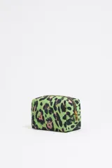 Neceser pequeño de nylon color negro con estampado de flores y cactus. Tiene cierre con cremallera dorada, logo metálico de la marca y bolsillo interior.
