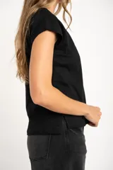 Remera color crudo de algodón peinado con cuello en V y mangas cortas.