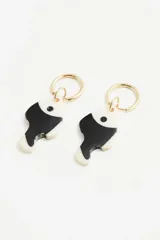 Par de aros dorados con dije de pez de resina en blanco y negro.