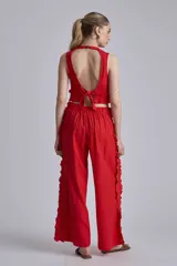 Pantalón rojo de corte palazzo con volados en los laterales.