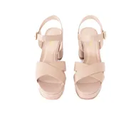 Sandalias de cuero color crema, con plataforma y taco ancho. Presentan tiras cruzadas sobre el empeine y pulsera con hebilla al tobillo.