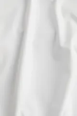 Top blanco de punto grueso con cuello alto y manga japonesa.