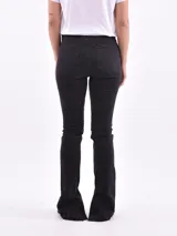 Pantalón de jean color beige, de corte recto y tiro alto, con aberturas en los tobillos.