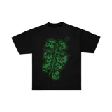 Remera negra de corte regular fit, confeccionada en jersey de algodón grueso. Estampa frontal con diseño de cruz y calaveras en color verde.