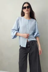 Pantalón culotte de denim color gris oscuro, tiro medio y silueta amplia, con largo por encima del tobillo.