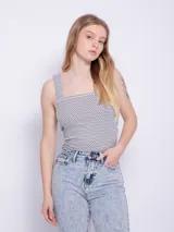 Top sin mangas con escote recto y tirantes anchos, en color negro, ideal para looks casuales.