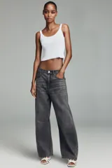 Jeans de tiro medio, estilo balloon baggy, color gris oscuro lavado. Presenta pierna muy ancha y largo completo, con aberturas sutiles en los bajos.