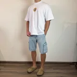 Bermuda de jean celeste con bolsillos cargo laterales y traseros.