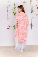 Camisa con estampado abstracto en tonos coral y blanco, de corte holgado y mangas 3/4.