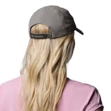 Gorra deportiva Columbia Silver Ridge IV Ball, color gris claro, con logo de la marca bordado en el frente y perforaciones laterales para ventilación.