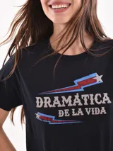 Remera lila con estampado frontal con la frase "Gracias por nada".