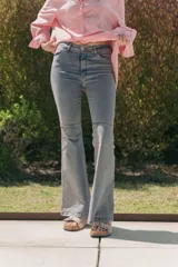 Jean semi oxford celeste con cortes a la altura de las rodillas.