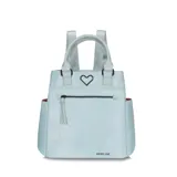 Mochila color beige con doble asa de mano y tiras ajustables para la espalda. Tiene un bolsillo frontal con cierre y un bolsillo lateral abierto.